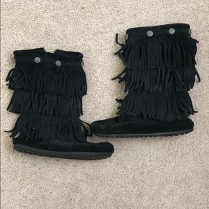 Black Minnetonka girls fringe boots, size 1